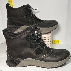 Sorel women's Black and Gray Rain Boots.‎ Size 8. Really good condition. Box 13